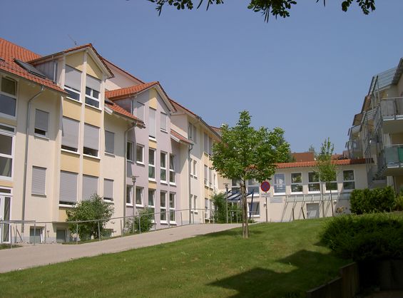 Ansicht Auffahrt Altenpflegeheim